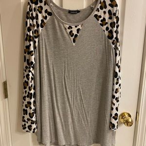 Gray leopard sleeve long sleeve shirt
